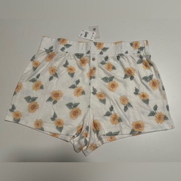 Versona Pants - NWT Versona XL You are my sunshine Shorts Flowers